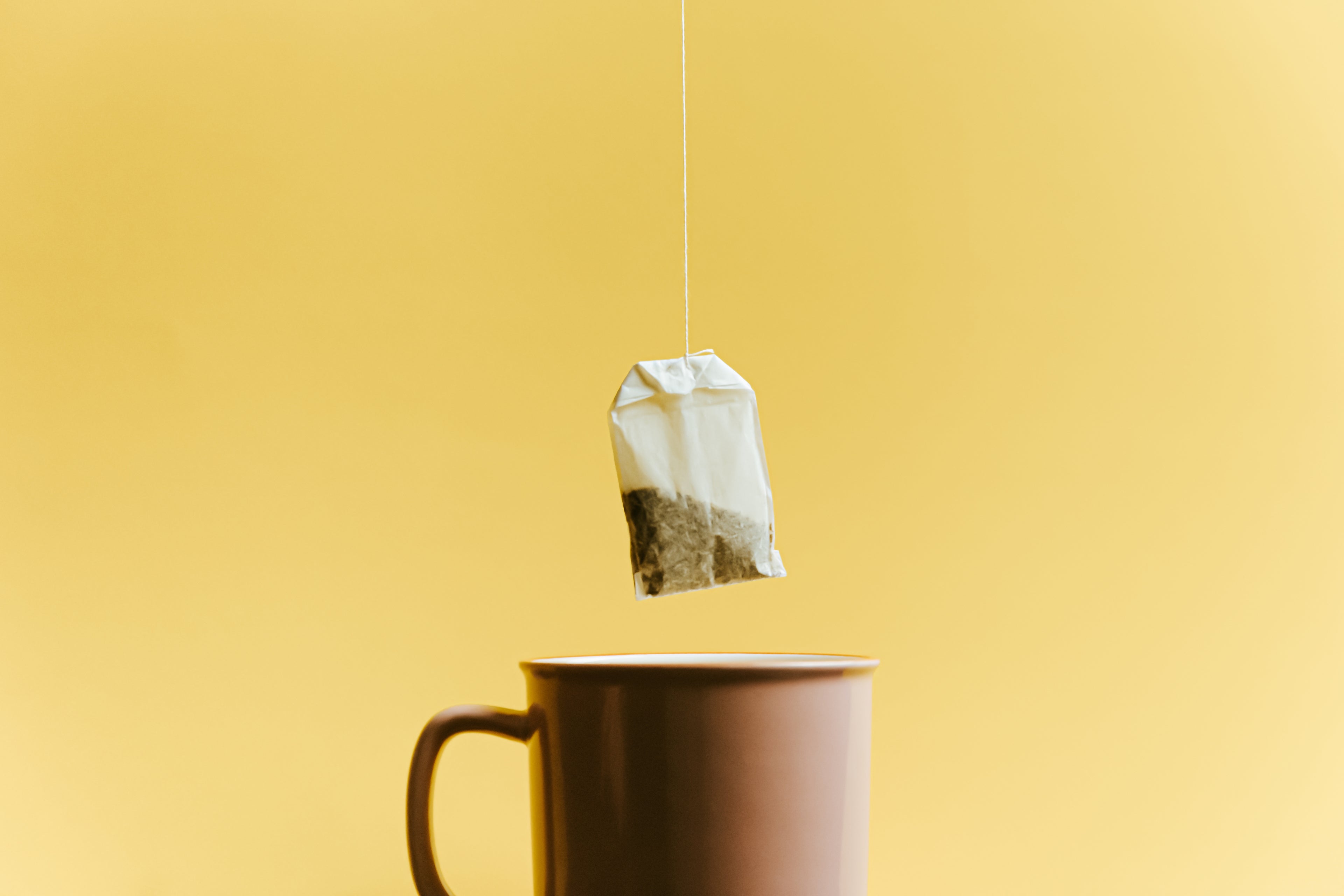Sachet-tea-Mug-sur-fond-jaune_Pour_collection